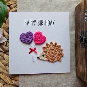 Happy Birthday - Glückwunschkarte, Gratulation, Geburtstag, Tiermotiv, Katze, Pinguin, Igel, Ballon, Freundschaft, Gehäkelt, bunt, Vintage