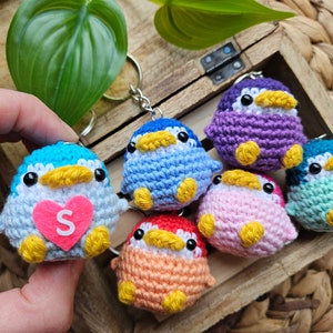 Llavero de pingüino colorido personalizado, primera letra, dije de pingüino regordete, pájaros, corazón, amor, amistad, regalo para pareja, peluche kawaii