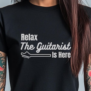 Gitarren-T-Shirt, lustiges Gitarren-T-Shirt, Gitarristen-Geschenke, Entspannen Sie sich, der Gitarrist ist hier, Gitarrenspieler-T-Shirt, Gitarristen-T-Stück, Unisex Kurzarm-T-Shirt