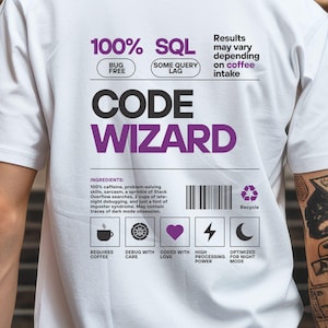 Könnte beinhalten: Weißes T-Shirt mit dem Text "100% SQL" und "CODE WIZARD" in Schwarz und Lila. Das Design enthält Symbole und Text zum Thema Programmieren, Kaffee und Debugging. Die Rückseite des T-Shirts ist sichtbar.