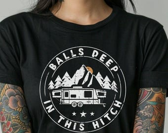 Camiseta engraçada para acampamento: Com as bolas dentro dessa carreta - Camiseta gráfica para trailer/motorhome. A civilização é superestimada. Camiseta para trilhas. Camiseta para natureza. Camiseta para atividades ao ar livre.