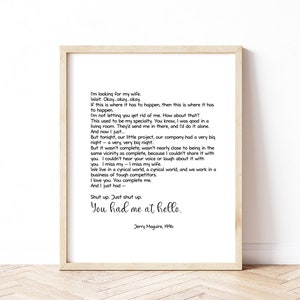 Può includere: Una citazione stampabile in bianco e nero sull'amore e le relazioni. La citazione dice "You had me at hello." ed è attribuita a Jerry Maguire, 1996.