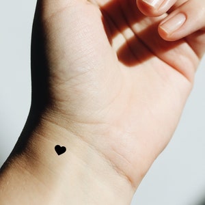 pequeño contorno de corazón negro