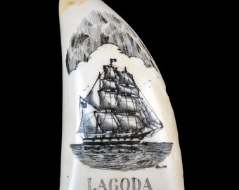 Grand cachalot fausse dent Lagoda Scrimshaw Design.  Ivoire écologique, réplique, eau-forte