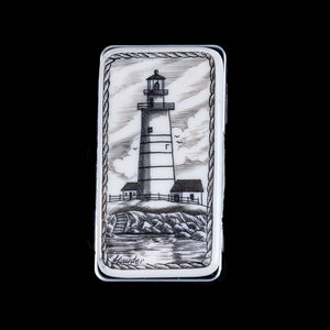 Puede incluir: Una imagen grabada en blanco y negro de un faro sobre un fondo blanco. La imagen está enmarcada con un borde de cuerda y la firma del artista "Haude" está en la esquina inferior izquierda.