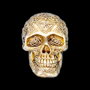Peso de papel de caveira esculpida, eco marfim, gravura, arte celta, arte nórdica, decoração