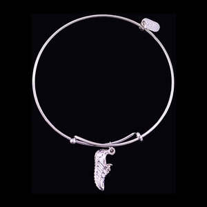 Plata Running Shoe Charm Pulsera de alambre ajustable, acero, rodio, zapatilla de deporte, carrera, carreras, carrera en carretera, 5K, maratón