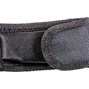Peut inclure: &Eacute;tui en nylon noir avec fermeture &agrave; rabat. L'&eacute;tui est con&ccedil;u pour contenir un petit couteau ou un outil.
