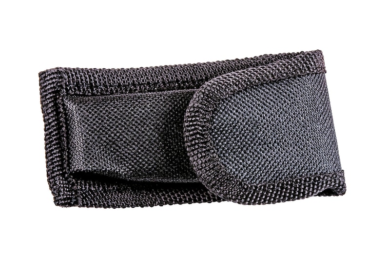 Peut inclure: &Eacute;tui en nylon noir avec fermeture &agrave; rabat. L'&eacute;tui est con&ccedil;u pour contenir un petit couteau ou un outil.