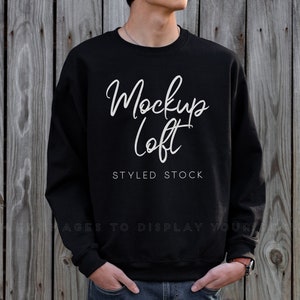 Könnte beinhalten: Ein schwarzer Pullover mit dem Text "Mockup Loft" und "Styled Stock" in weißen Buchstaben.