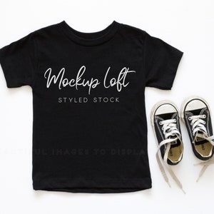 Bella Canvas 3001T モックアップ ブラック | ブラック 幼児用 T シャツ モックアップ | キッズ T シャツ モックアップ | 幼児用 T シャツ モックアップ | SKU T0338