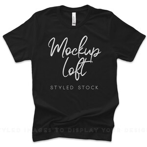 Può includere: Mockup di una t-shirt nera con il testo "Mockup Loft" e "Styled Stock" in lettere bianche.