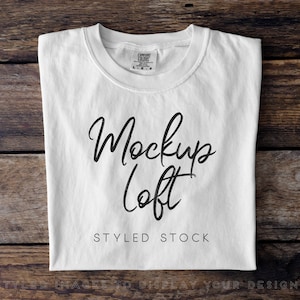 Weißes T-Shirt Mockup | Gefaltetes T-Shirt Flat-Lay Mockup | Unisex T Shirt Mockup | C1717 Weiß Mockup | Artikelnummer T0558
