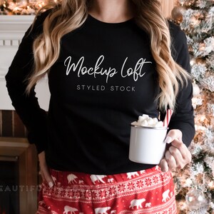 Bella Canvas 3501 Mockup Zwart | Kerst shirt mockup | 3501 model mockup | Bella Canvas Zwart Shirt met Lange Mouwen Mockup | Artikelnummer T0375