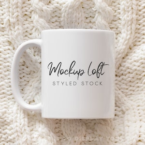 Puede incluir: Taza de cerámica blanca con una inscripción negra que dice "Mockup Loft Styled Stock" sobre un fondo de punto blanco.