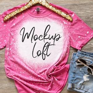Könnte beinhalten: Rosa gebleichtes T-Shirt mit einem weißen Kreis in der Mitte, auf dem in schwarzer Schrift "Mockup Loft" steht.
