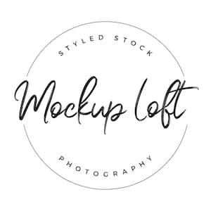 Może przedstawiać: Czarno-białe logo dla "Mockup Loft Photography" w okrągłym kształcie. Słowa "Styled Stock" i "Photography" są w prostej czcionce bezszeryfowej, a "Mockup Loft" jest w eleganckim kursywie.