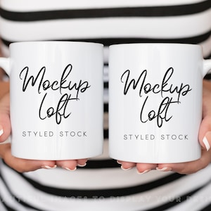 Modelo de maquete de caneca | Maquete de caneca frente e verso | 11 onças. Maquete de caneca de cerâmica | Modelo de 2 canecas de café brancas | Estilo Foto de stock | SKU M0029