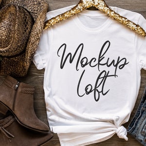 Maquete Bella Canvas 3001 Branca | Maquete de camiseta branca | Maquete de camiseta ocidental com chapéu de cowboy e botas | Estilo plano leigo | SKU T0453