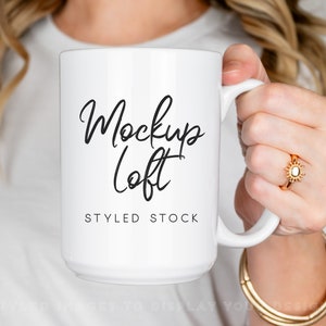 Puede incluir: Taza de cerámica blanca con una inscripción manuscrita en negro que dice "Mockup Loft" y el texto "Styled Stock" debajo.
