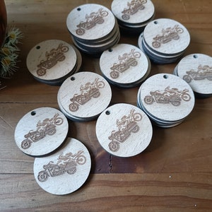 Gepersonaliseerde houten labels, houten labels met naam of logo, gepersonaliseerde houten labels met gravure, houten cadeaulabels met etsing, op maat gemaakt