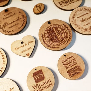 Etiquetas de madera personalizadas, nombre personalizado etiquetas de madera con logotipo, etiqueta grabada personalizada artesanal de madera, etiquetas de regalo grabadas en madera, hechas a pedido imagen 2