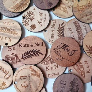 Houten label in de vorm van een cirkel, gepersonaliseerde houten labels, houten labels met aangepaste naam en logo, gepersonaliseerd gegraveerd label van hout,