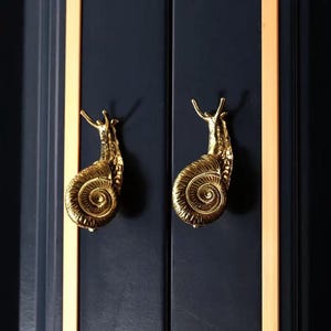 Brass Snail cabinet knob, animal drawer knob, brass knob, Bumble Bee drawer knob pull, doorknob,custom engraved Drawer dresser Pulls Handle