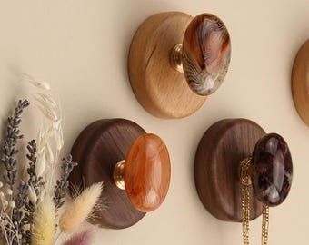 Ganchos de pared para bolsas de ágata natural y nogal, ganchos para toallas y abrigos con base de madera y piedra natural, ganchos de pared ovalados para joyería y entrada, arte de pared Wabi Sabi.