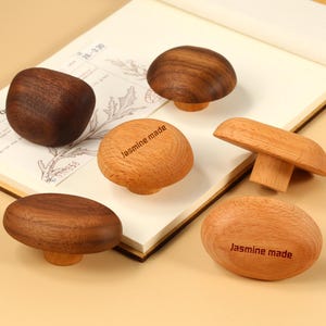 Wabi-sabi walnoot beuken kastknoppen, houten kiezel ladegrepen knoppen, op maat gegraveerd natuurlijk hout dressoir garderobekastdeurkruk