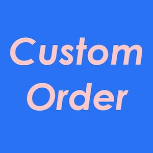 Könnte beinhalten: Blauer Hintergrund mit den Worten "Custom Order" in Hellrosa. Der Text ist zentriert und in einer einfachen, serifenlosen Schriftart gehalten. Das Bild ist eine einfache Grafik.