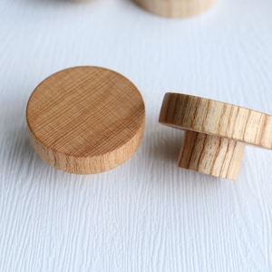 Nature Wood Flat Cabinet Knob, boho kwekerij lade pull, dressoir knoppen, rustieke deurknop, ronde hedendaagse houten knop, dressoir Knob Pull Handle afbeelding 2