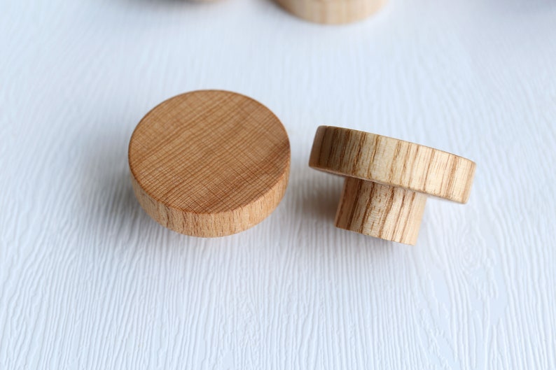 Nature Wood Flat Cabinet Knob, boho kwekerij lade pull, dressoir knoppen, rustieke deurknop, ronde hedendaagse houten knop, dressoir Knob Pull Handle afbeelding 2