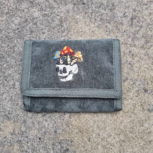 Fantástica billetera de pana bordada con calavera de hongo hecha en Perú