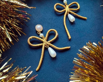 Bow earrings with pearls