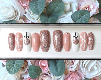 Uñas postizas con copos de nieve y adornos navideños en oro rosa / Uñas postizas personalizadas / Uñas postizas con pegamento / Uñas postizas / Uñas pintadas a mano