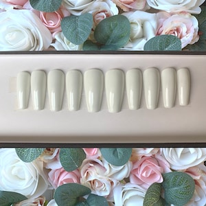 Press on Nails Snow White | Custom Made | Glue on Fake Nails | False Nails | Handmade | Hand Painted Nails