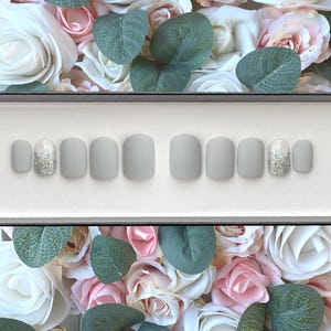 Drücken Sie auf die Nägel Matte Light Grey Holographic Silber Ombré | Maßanfertigung | Fake Nägel aufkleben | Falsch | Handarbeit | Handgemalte Nägel