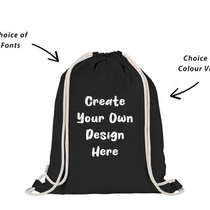 Könnte beinhalten: Schwarze Kordelzugtasche mit weißem Text, der "Gestalte dein eigenes Design hier" lautet. Die Tasche hat weiße Kordeln und ist mit einer Auswahl an Schriftarten und Vinylfarben anpassbar.