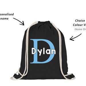 Può includere: Borsa a cordoncino nera con una lettera D blu chiaro e il nome Dylan in testo bianco. La borsa è personalizzata con un nome e il colore del vinile può essere scelto.