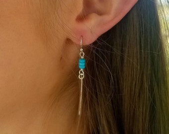 Türkisblauer Magnasit mit leicht gehämmerten Sterlingsilber Stäbe baumeln an französischen Brisuren.  Lange Hängeohrringe. Sundance oder Silpada Stil