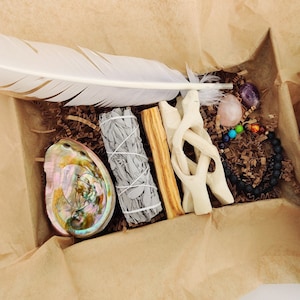 White Sage Smudge Kit with Detailed Instructions, Amethyst, Rose Quartz, Palo Santo, Abalone Shell, Chakra Bracelet for Spiritual Cleansing