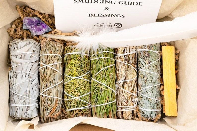 Kit di smudge di salvia, ametista, palo santo, erbe curative immagine 3