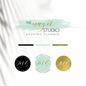 Puede incluir: Un diseño de logotipo para un negocio de planificación de bodas llamado "The Magic Studio". El logotipo presenta una fuente de escritura a mano en oro con un fondo de acuarela verde. El logotipo también incluye un monograma con las letras "MG" en un círculo con un esquema de color negro, verde y dorado.