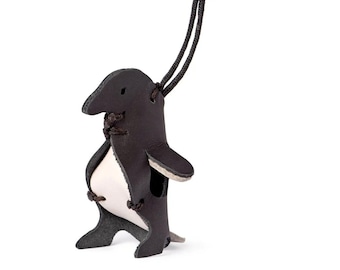Llavero de pingüino de cuero negro