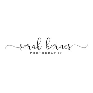 Puede incluir: Un logotipo en blanco y negro con el texto "sarah barnes PHOTOGRAPHY" en una fuente cursiva.