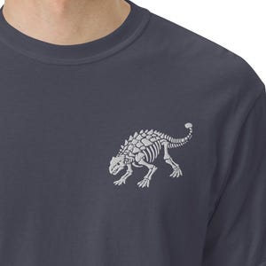 Koszulka z wizerunkiem skamieniałości ankylozaura, haftowany t-shirt ze szkieletem dinozaura, prezent naukowy dla miłośników skamieniałości, koszulka z opancerzonym dinozaurem