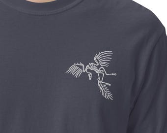 Shirt met geborduurde fossielen Archaeopteryx – Prehistorische kunst ter viering van evolutie, wetenschap en het ontstaan van de vlucht – "Specimenserie"