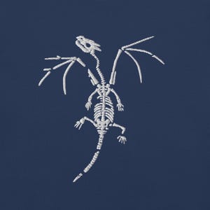 Könnte beinhalten: Ein weißes Drachenskelett-Design vor einem dunkelblauen Hintergrund. Der Drache ist mit detaillierter Knochenstruktur dargestellt, einschließlich Flügeln, einem langen Schwanz und gegliederten Gliedmaßen. Das Design ist zentriert und nimmt den größten Teil des Rahmens ein.