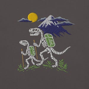 Könnte beinhalten: Gesticktes Design mit zwei Dinosaurierskeletten beim Wandern. Die Skelette tragen grüne Rucksäcke und benutzen Wanderstöcke. Eine gelbe Sonne und ein blauer Berg sind im Hintergrund. Auf dunklem, grauem Hintergrund.